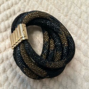Chico’s navy & gold bracelet, magnet opening not stretch